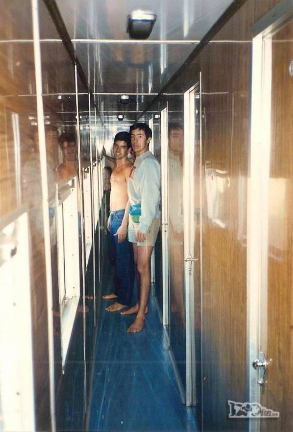 Corredor do vagão do nosso trem entre Bauru, interior de São Paulo, e Corumbá, na fronteira com a Bolívia (viagem de Julho de 1990)